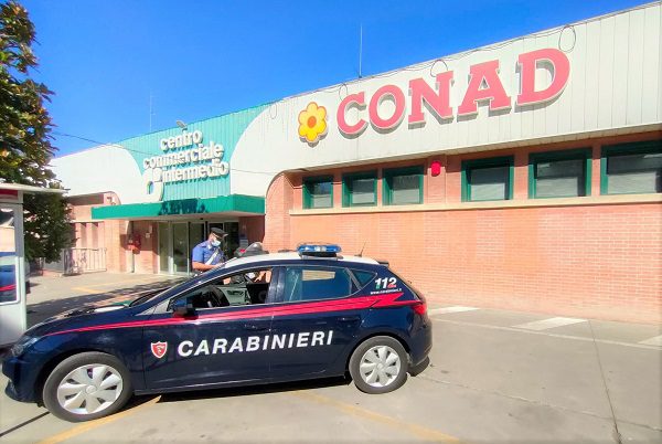 Imola – Avevano minacciato con la pistola una dipendente del supermercato, due uomini arrestati