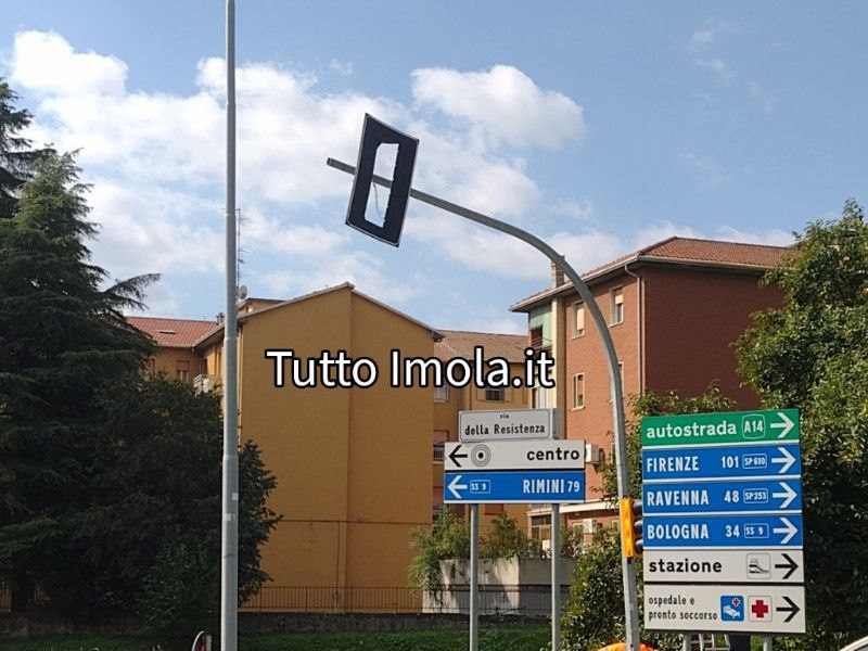 Giovane albanese si schianta contro un palo, denunciato dai carabinieri.