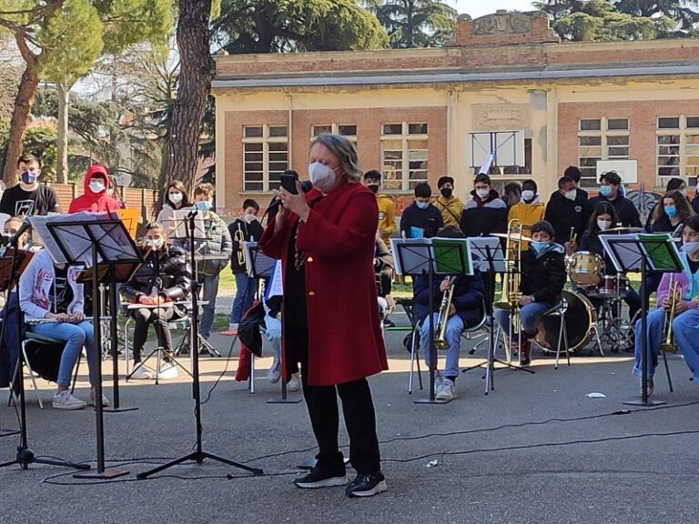 Imola – Tre scuole unite contro la guerra, oltre 520 bambini e ragazzi insieme per inneggiare alla Pace.