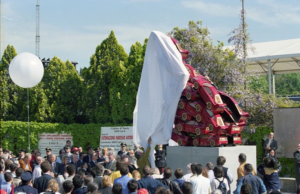 Rinasce il Rampante di Arman: il monumento dedicato alla Ferrari all’ingresso dell’Autodromo di Imola pronto per il Gran Premio di F.1