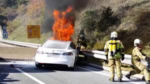 Auto elettriche: problemi di riparabilità delle batterie allarmano i consumatori e incidono sulle polizze assicurative.