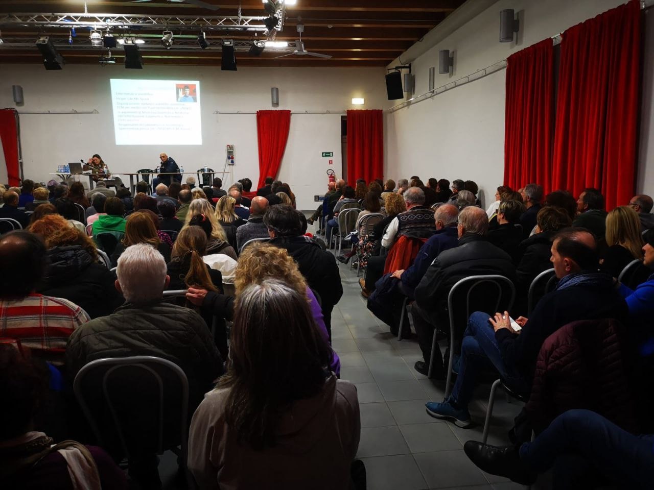 “Invisibili” trionfa ad Imola nonostante la censura: Sala piena e decine di persone lasciate fuori dalla proiezione al centro sociale La Stalla