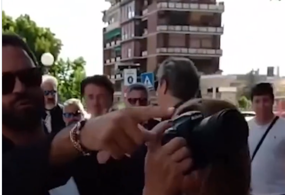 Giuseppe Conte è stato “vaccinato” al volto da un “no-vax”