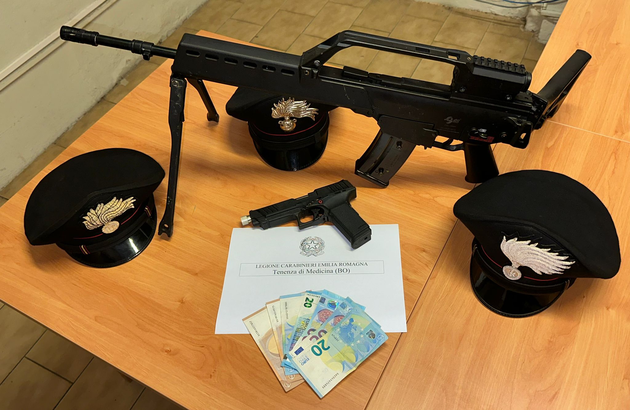 FUCILE D’ASSALTO E PISTOLA PER RAPINARE UN PENSIONATO DISABILE: DUE GIOVANISSIMI ARRESTATI DAI CARABINIERI