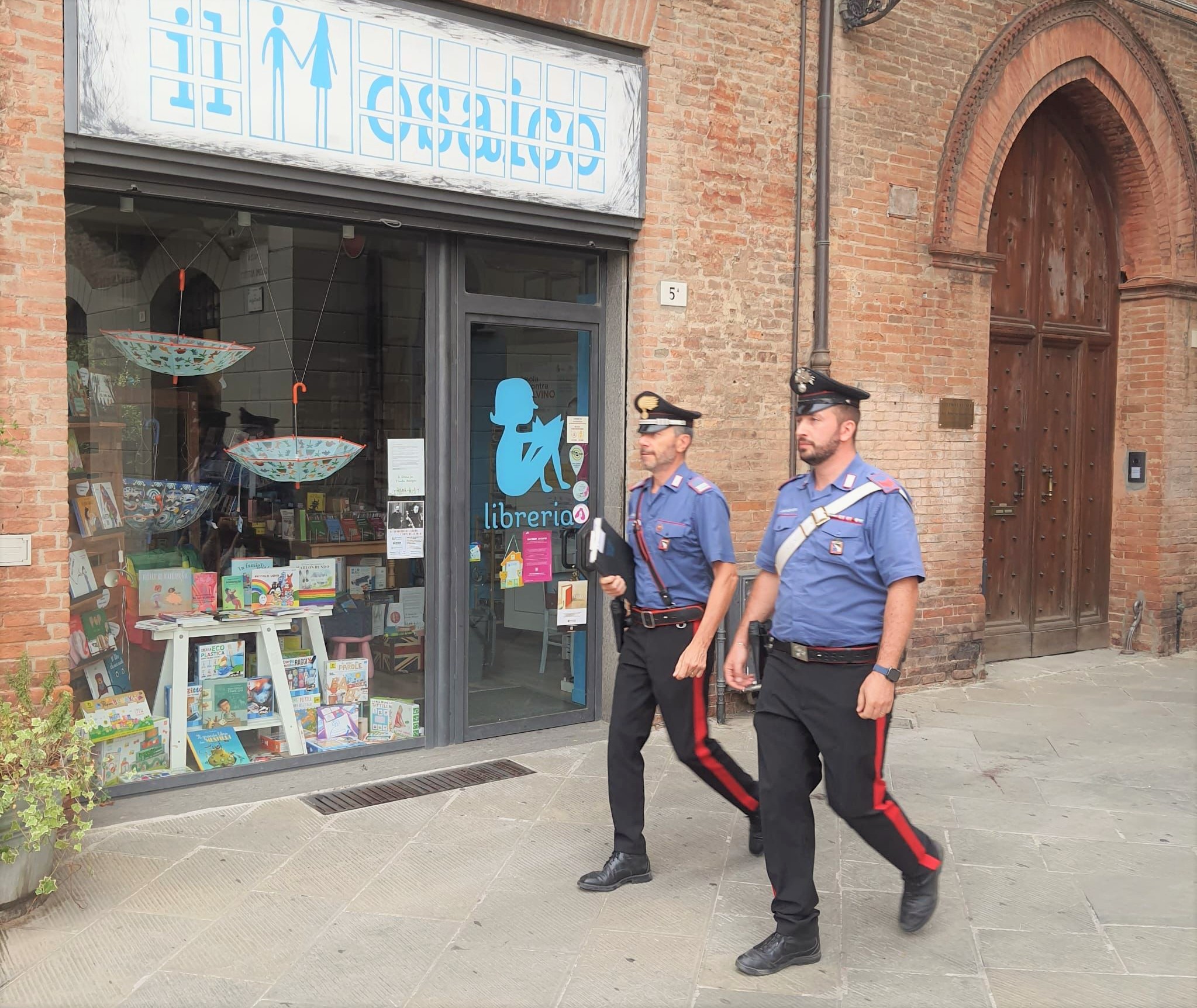 IDENTIFICATO DAI CARABINIERI IL PRESUNTO AUTORE DELLE MINACCE RIVOLTE ALLE DIPENDENTI DELLA LIBRERIA PER RAGAZZI “IL MOSAICO”.