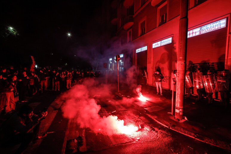 Non una (terrorista) di meno…l’assalto delle femministe alla sede Pro Vita
