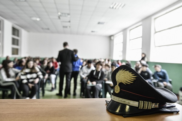 Imola – Pakistano si masturba davanti agli studenti in uscita dalla scuola