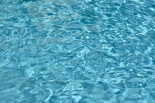 Imola – Bambina annega in piscina affollata, perché nessuno l’ha notata?