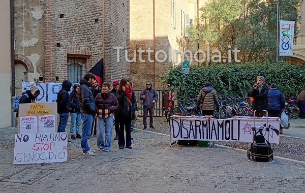 Imola, manifestazione “contro il riarmo e il commercio di armi”: volantini, appelli al boicottaggio e striscioni