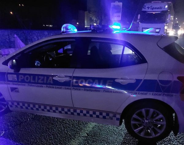 Imola: schianto, fuga e identità falsa, denunciato un’autotrasportatore scoperto dalla Polizia Locale