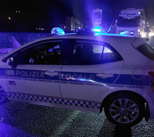 Imola: schianto, fuga e identità falsa, denunciato un’autotrasportatore scoperto dalla Polizia Locale