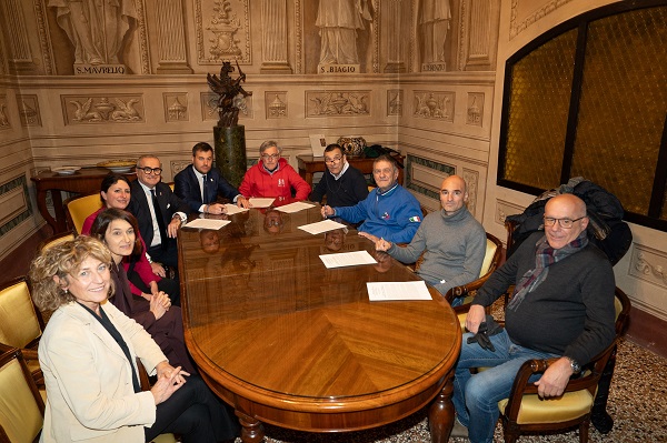 Imola, firmato l’accordo sul Bilancio 2026-2028 con i sindacati: nessun aumento dei tributi, “priorità a fragili e welfare”.