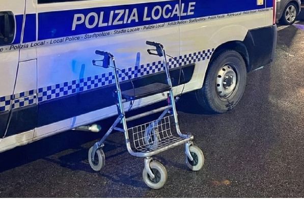 Imola, 91enne scompare nel pomeriggio: ritrovato in pochi minuti dalla Polizia Locale e riaccompagnato a casa il deambulatore