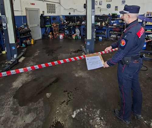 Officina abusiva: non rischia solo il meccanico, ma anche i clienti (multe fino a 260 euro)