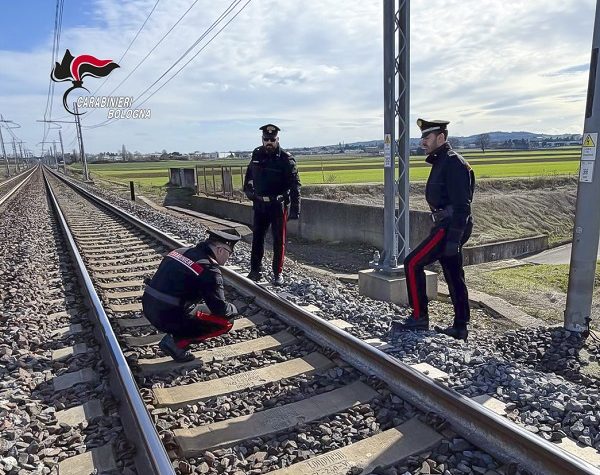 Pietre sui binari, arrestato un 20enne imolese: evitato l’impatto con un Frecciarossa