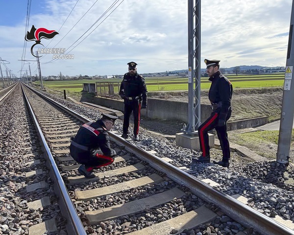 Pietre sui binari, arrestato un 20enne imolese: evitato l’impatto con un Frecciarossa