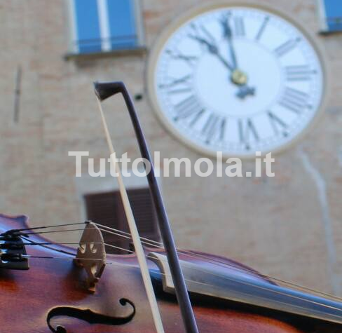 Imola nei file Epstein: un concerto del 29 settembre 2016 potrebbe svelare l’identità della misteriosa musicista