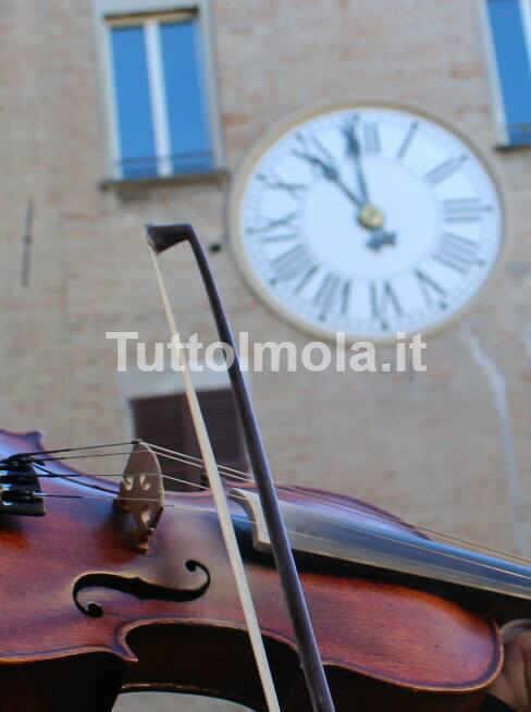 Imola nei file Epstein: un concerto del 29 settembre 2016 potrebbe svelare l’identità della misteriosa musicista