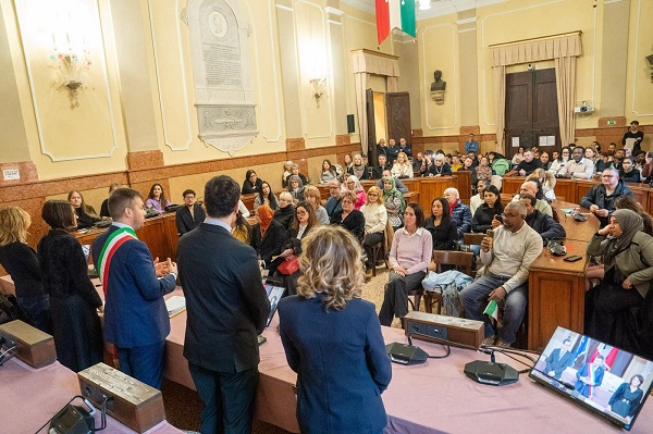 Cittadinanze a Imola: la festa in Comune, i numeri perfetti e l’URSS che non muore mai