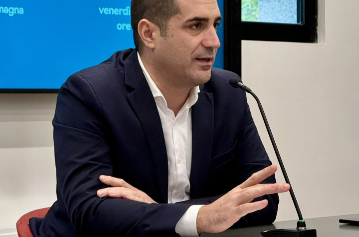 Il presidente della Regione ER difende i medici indagati per falsi certificati anti-rimpatrio: solidarietà ideologica o interferenza istituzionale?
