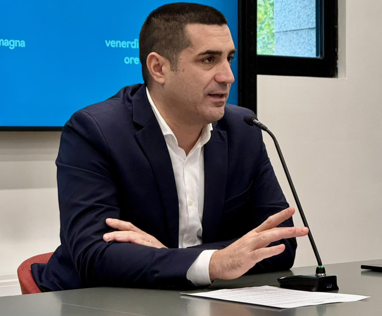 Il presidente della Regione ER difende i medici indagati per falsi certificati anti-rimpatrio: solidarietà ideologica o interferenza istituzionale?