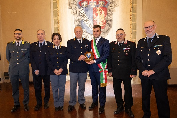 Imola, una targa per il comandante Vittorio Neri: il saluto della città alla Polizia Stradale