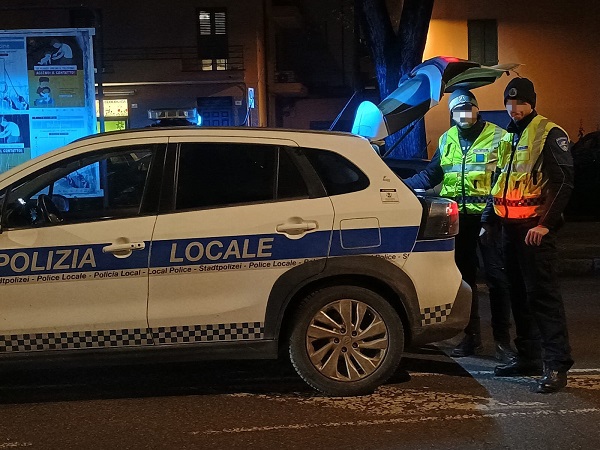 Perde il controllo dell’auto e si ribalta in via Saffi: ferito un 54enne