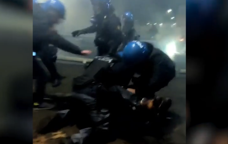 Torino, l’indignazione selettiva: botte ai polizzioti  fanno rumore, botte ai fotografi no