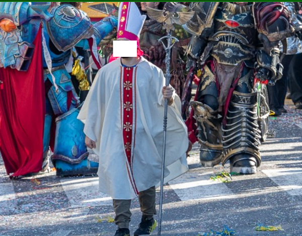 Carnevale dei Fantaveicoli, “Vescovo” con crocifisso: satira carnevalesca o provocazione intenzionalmente offensiva?