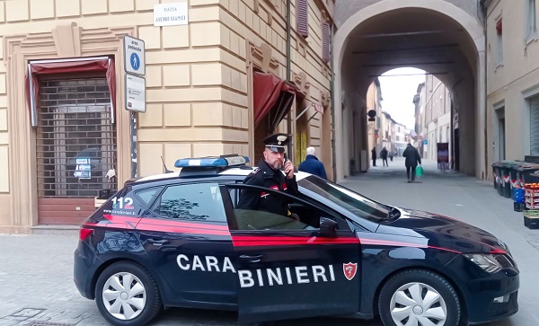 Imola, furto in profumeria e aggressione ai Carabinieri: arrestato 23enne alla stazione