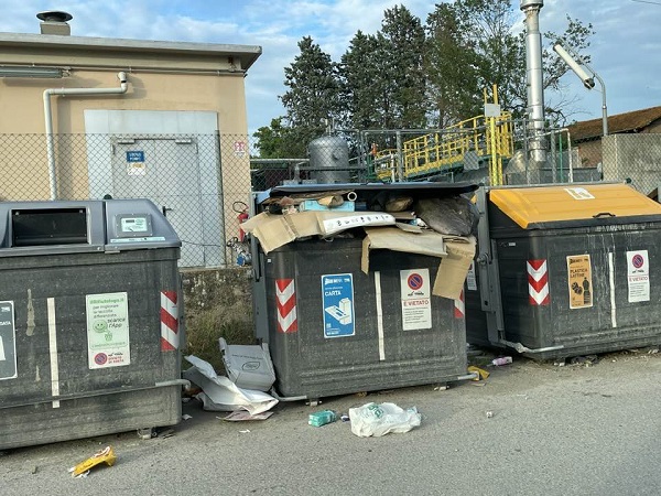 Imola, rifiuti fuori controllo in via Sbago: Dosi attacca “Servizio inefficiente, cittadini penalizzati”