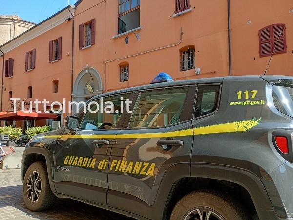Imola, stretta della Guardia di Finanza sul lavoro sommerso: oltre 500mila euro di sanzioni e 20 attività irregolari