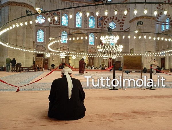 La strategia della polarizzazione: come la sinistra alimenta le radicalizzazioni di islamici e cristiani