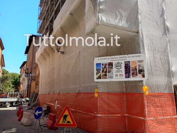 la foto del cantiere del Palazzo della Volpe, dove campeggia il cartello della stessa P.M.V.C.