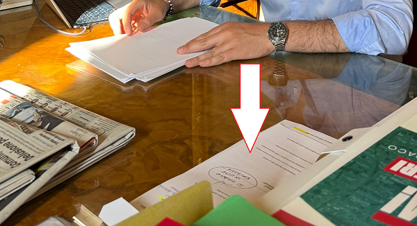 Panieri ci ricasca: foglio bianco in mano, ma un documento resta visibile…