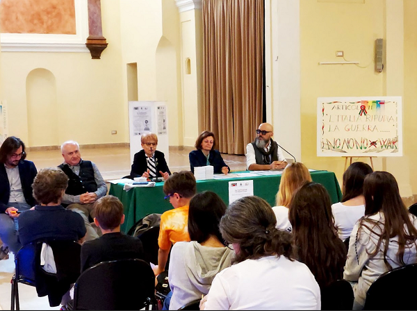 Riolo Terme, successo per la mostra di arte satirica degli studenti delle terze medie: la Costituzione raccontata dai ragazzi