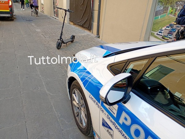 Obbligo di targa per i monopattini: il primo giorno tra ritardi, code e malumori