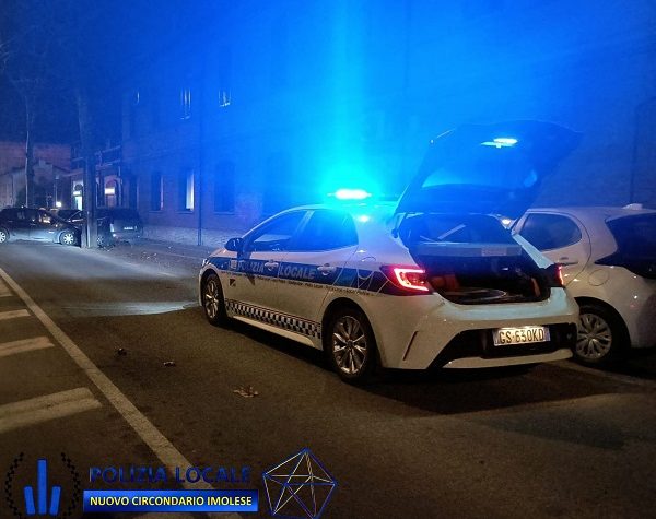 Raid vandalico contro le auto dell’ASP a Imola: denunciato un 50enne. Dietro il gesto possibile esasperazione personale?
