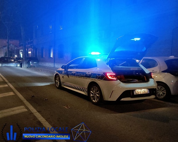 Raid vandalico contro le auto dell’ASP a Imola: denunciato un 50enne. Dietro il gesto possibile esasperazione personale?