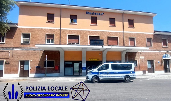 Imola, controlli in stazione: la Polizia Locale soccorre un 41enne e sanziona tre monopattini