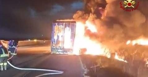 Castel San Pietro Terme – Paura sull’A14 per un tir in fiamme: intervento dei vigili del fuoco