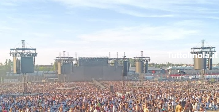 Il concerto di Cesare Cremonini all’Autodromo di Imola ha acceso emozioni forti sul palco, ma ha lasciato tanti fan con l’amaro in bocca per un’organizzazione sotto accusa.