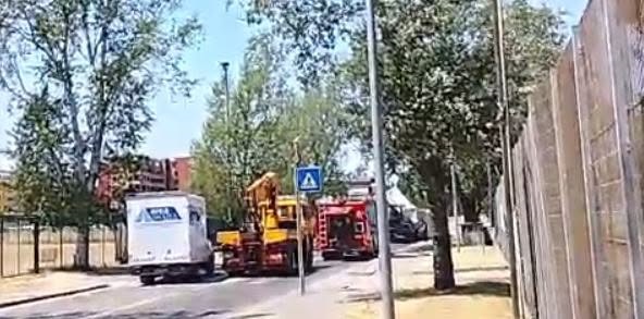 Pedagna, camion si ribalta dopo la rotonda: traffico in tilt ma nessun ferito