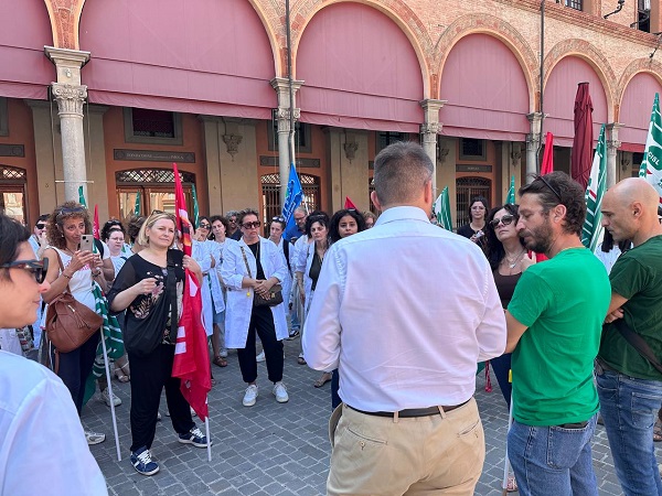 Il sindaco-datore di lavoro scende in piazza con gli scioperanti: il caso (imbarazzante) di Marco Panieri e Sfera Farmacie