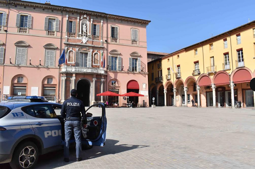 Concorrenza ai maranza? Giovane russo tentato furto a Imola: apre le auto, rovista e scappa