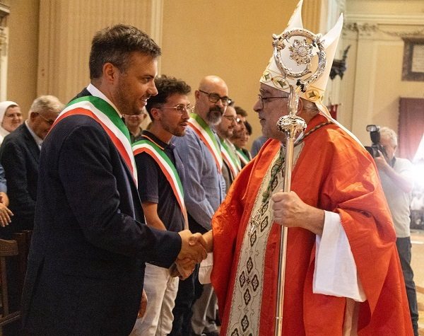 San Cassiano, salvaci tu: Panieri contro l’IA e otto paragrafi di resilienza, rete e fumo negli occhi