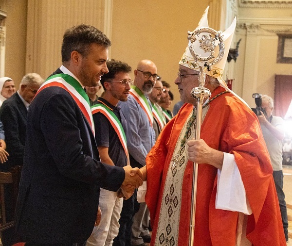 San Cassiano, salvaci tu: Panieri contro l’IA e otto paragrafi di resilienza, rete e fumo negli occhi