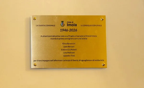 La targa in memoria delle prime consigliere comunali elette a Imola, 1946-2026